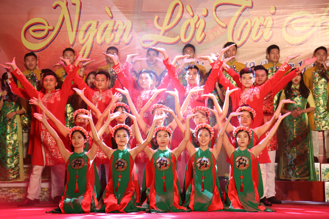 The proud melody of the scared land of Thang Long performed by students of course D42, the PPA